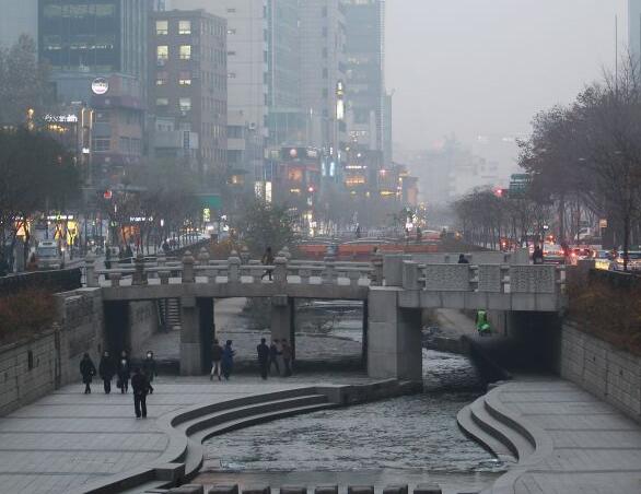 霧霾來襲韓國竟要北京賠償300萬，搶錢啊，這年頭霧霾不要空氣凈化器，要搶別的國家的錢來過了。